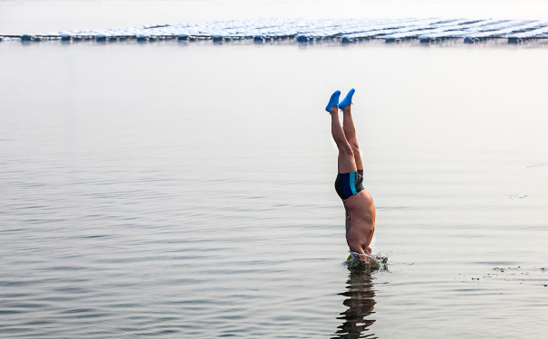 冬泳对健康的好处有哪些？冬泳的坏处又有哪些？(1)