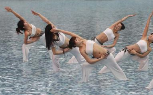 水中瑜伽怎么练出美好的曲线？水中瑜伽练出曲线的方法(1)