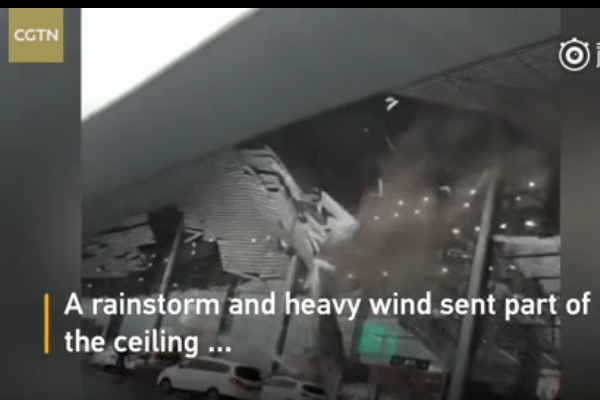 航站楼天花板被暴雨掀翻，暴雨飞机能正常起飞吗？(1)