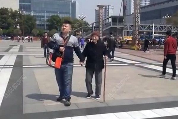 孙子牵95岁奶奶散步，老年人春天适合哪些运动？(1)