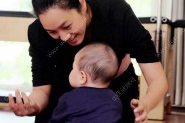 朱丹带女儿健身画面暖萌，幼儿健身要注意什么？(2)