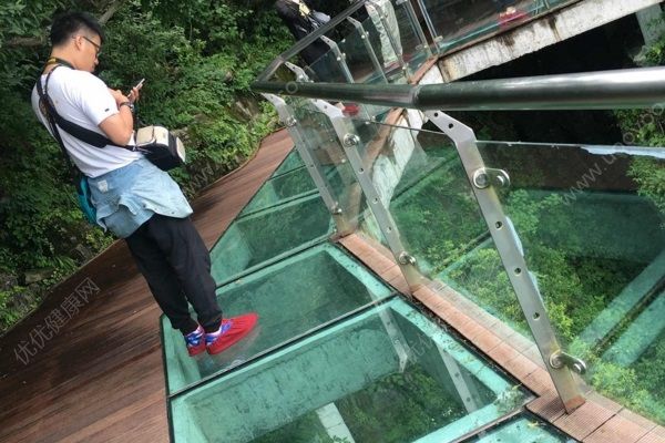 玻璃桥突然碎裂吓哭游客，玩玻璃栈道要注意什么？(3)