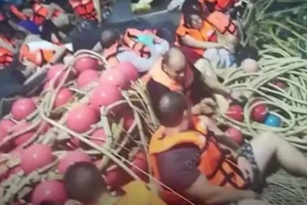 普吉岛翻船事故致1死53失踪，多为中国人(1)