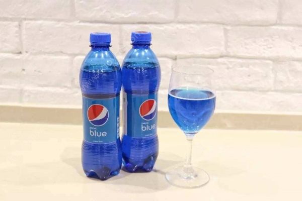 蓝色可乐好喝吗？蓝色可乐和普通的黑色可乐有什么区别？(2)