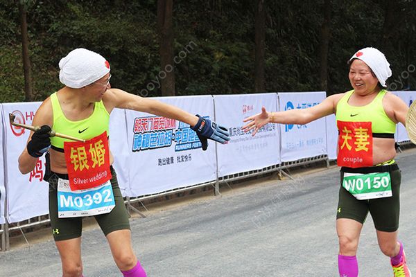 银婚夫妻3年跑50多场全马，梦想跑遍全国跑向金婚(1)