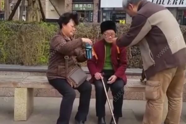 66岁女儿牵96岁母亲逛街，如何做才能健康长寿？(1)