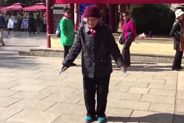 93岁老人坚持跳绳40年，老人适合什么样的运动？(1)