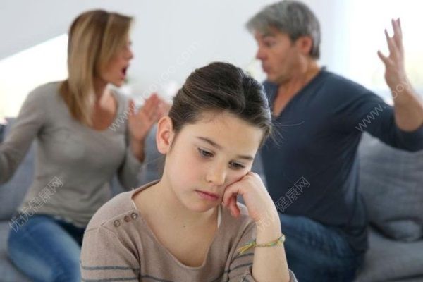 母子吵架互殴：母亲用剪刀自残，儿子头部流血(4)