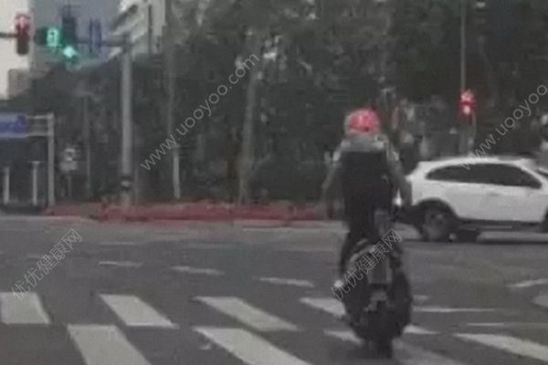 男子骑无牌摩托狂秀车技，交警用人脸识别找人(3)