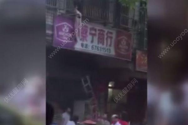 海南澄迈金江一建筑发生火灾，众人搭人肉气垫接住被困男童(2)