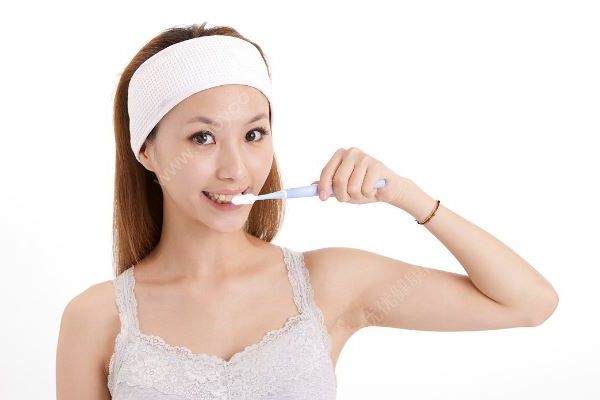 女子做微商囤太多牙膏，强迫家人一天刷5次牙(1)