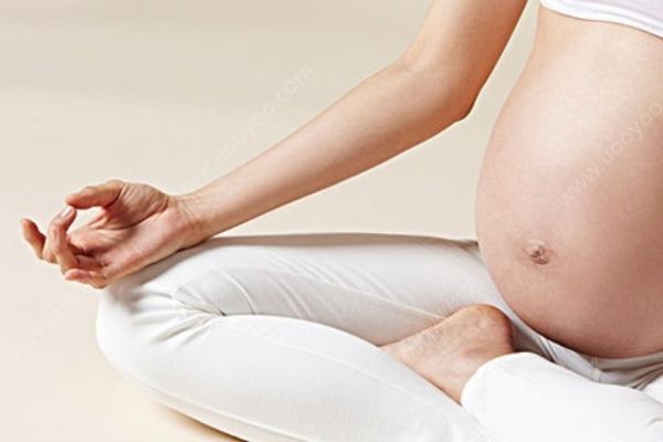 怀孕7个月跪地为患者打麻药：当时跪着比较方便(4)