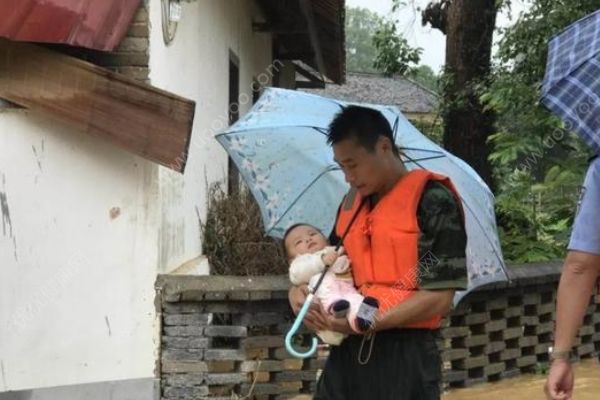 江西吉安多地发生洪灾，7个月大婴儿为消防战士撑伞(1)