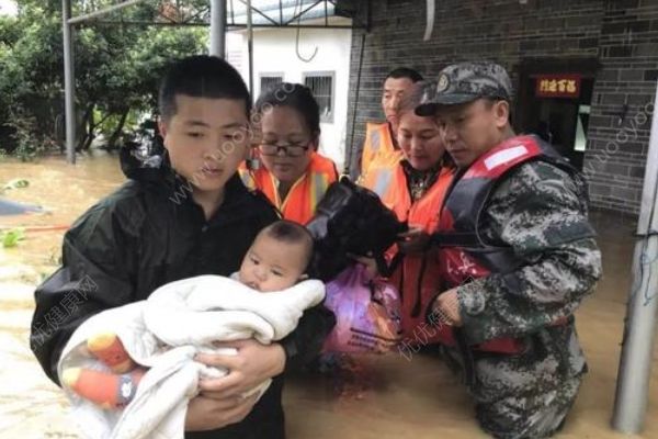 江西吉安多地发生洪灾，7个月大婴儿为消防战士撑伞(4)