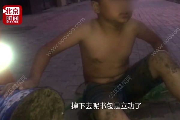 男孩掉进下水道靠书包浮力得救，嘱托消防蜀黍找到书包后还他(1)