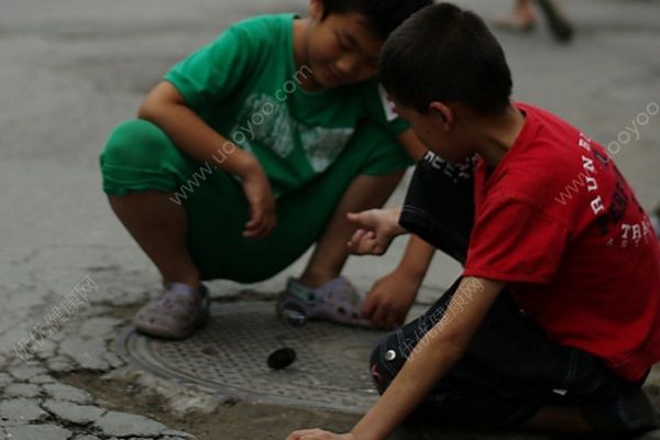 男子护犊抱摔男童:掐住脖子将其拎起后重摔(4)