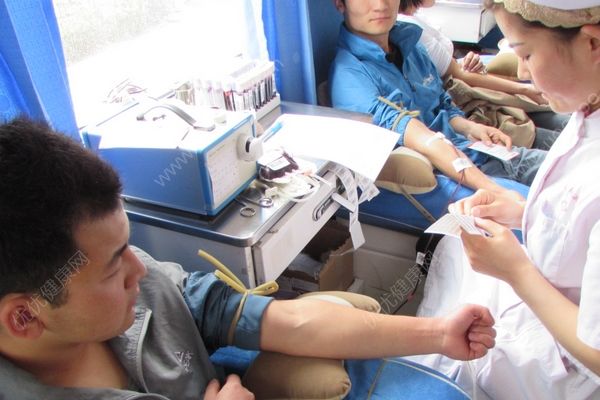 外卖小哥帮助产下双胞胎：放弃订单紧急献血(4)