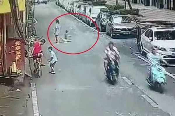 南宁四岁男童街头独自玩耍扭扭车，不幸遭过路车辆碾压身亡(2)