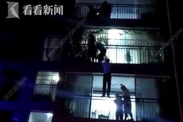 女子与家人争执从5楼跳下，被4楼邻居一把抓住(1)