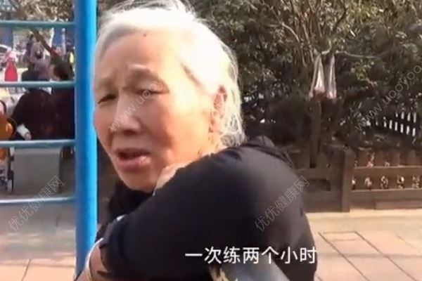 八旬奶奶健身20年成达人，能连续做上千仰卧起坐(1)