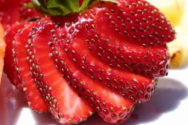 哪种草莓好吃最甜？选购草莓有哪些技巧？(1)
