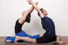 双人瑜伽的练习方法有哪些？如何练习双人瑜伽？[图]