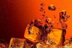 冰可乐掉地上捡起后爆炸！20岁男生手指被炸骨折[多图]