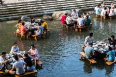 重庆高温不退，游客水中“烫”火锅[多图]