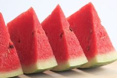 一块西瓜冰箱放2天，8岁娃吃了险丧命[多图]