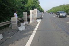 千斤小龙虾百慕大翻车，遭过往车辆碾压成“虾饼”[多图]