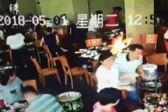 火锅店里正吃着，火锅灶突然起火[多图]