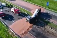 15吨巧克力原浆洒满高速路，真想上去舔一口[多图]