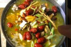 惹不起！寝室跑来一条蛇！同学把它剥皮炖了！[多图]