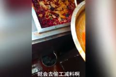 直击小龙坎老火锅后厨：“老油”反复用，餐具拖把一起洗！[多图]