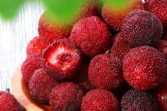 8旬老太听信传言，吃1斤杨梅不吐核，便秘12天[多图]