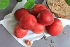 吓人！女子吃桃嘴唇一阵刺痛，桃核里面钻出一条蜈蚣[多图]