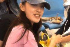 林允蹲地吃鸭脖！接地气无偶像包袱！[多图]