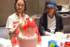周星驰为林允庆生，粉红色蛋糕少女心爆棚！[多图]