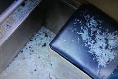 车未到站欲强行下车，大爷取下安全锤怒砸公交车窗[多图]