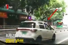 男子驾车一路狂飙，俩交警挂车身上被拖行数百米[多图]