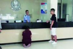 泰州单亲妈妈跪求民警抓儿子:总比出去惹事强[多图]