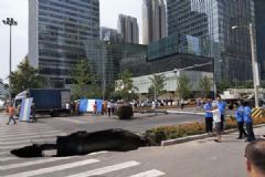 沈阳路面塌陷，信号灯掉入5米深坑，遭遇塌陷怎么办？[多图]