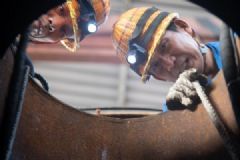 广西铁路洗罐工50℃下工作，两分钟呼唤一次确认安全[多图]