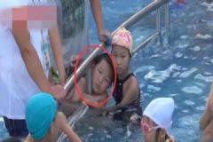 泳池护栏砸伤男童手指受伤，医生表示不易修复[多图]