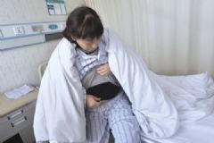 女子怕冷夏天也要穿七八件毛衣，脱下就会感冒[多图]