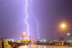 女子走路打电话时意外被雷击中：本人重伤，手机烧焦[多图]