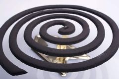 半夜点蚊香突然爆炸：房顶被掀翻，一家五口受重伤[多图]