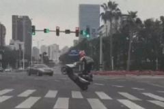 男子骑无牌摩托狂秀车技，交警用人脸识别找人[多图]
