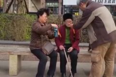 66岁女儿牵96岁母亲逛街，如何做才能健康长寿？[多图]